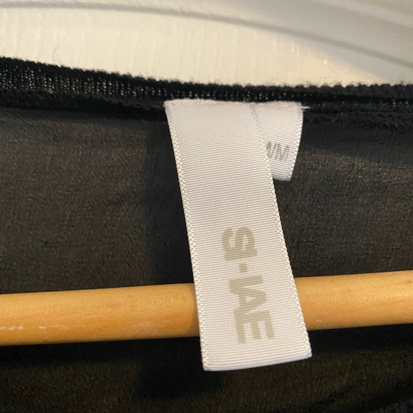 Si-Iae Black open back shirt - Picture 3 of 4